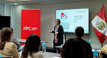 Profesora de Enfermería UC realizando un taller de capacitación.