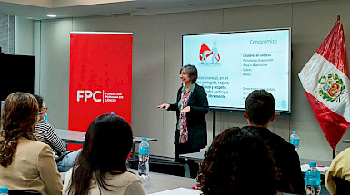 Profesora de Enfermería UC realizando un taller de capacitación.