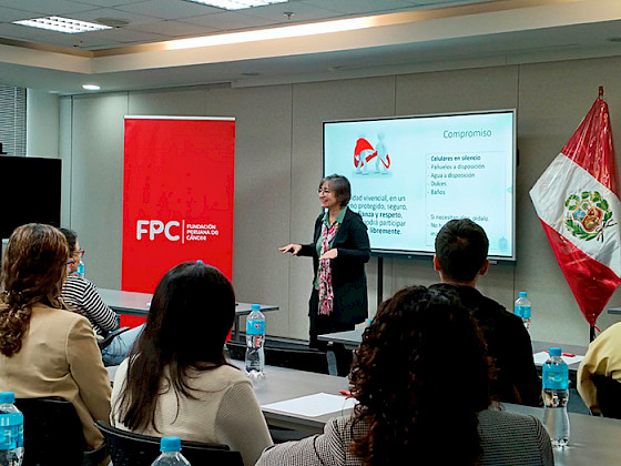 Profesora de Enfermería UC realizando un taller de capacitación.