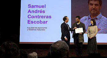 Rector entregando el reconocimiento a un académico