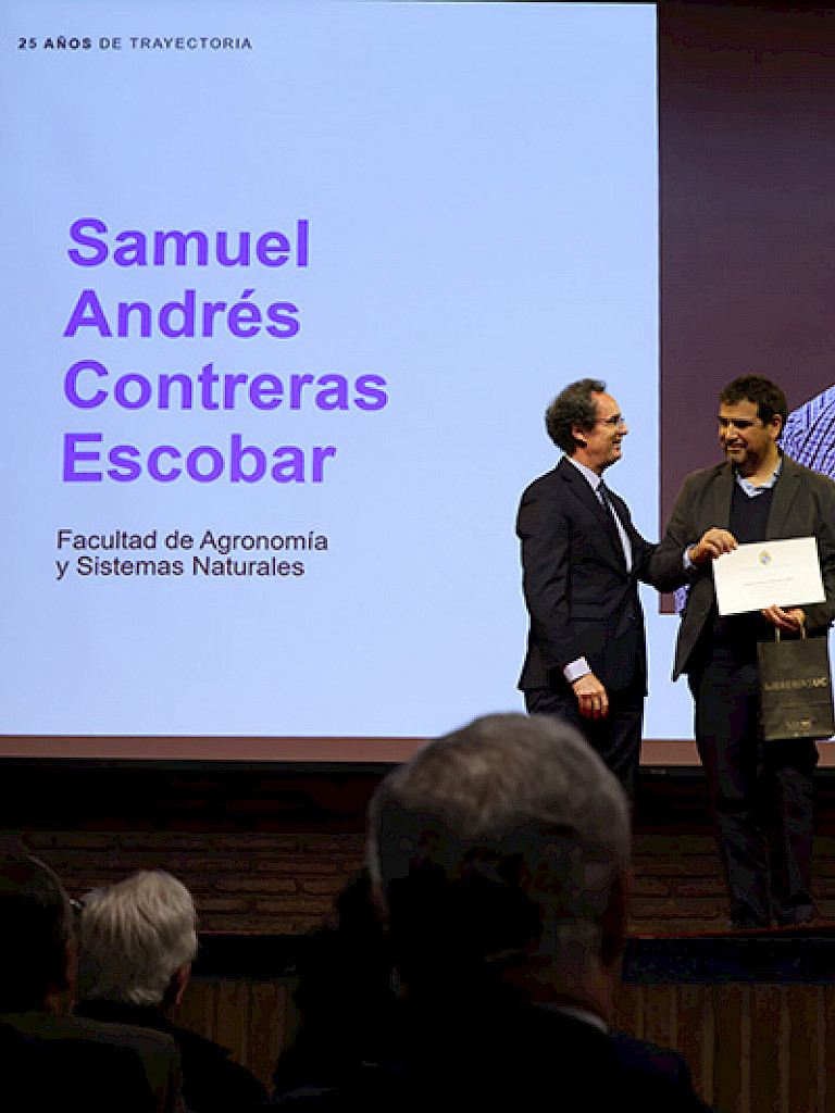 Rector entregando el reconocimiento a un académico