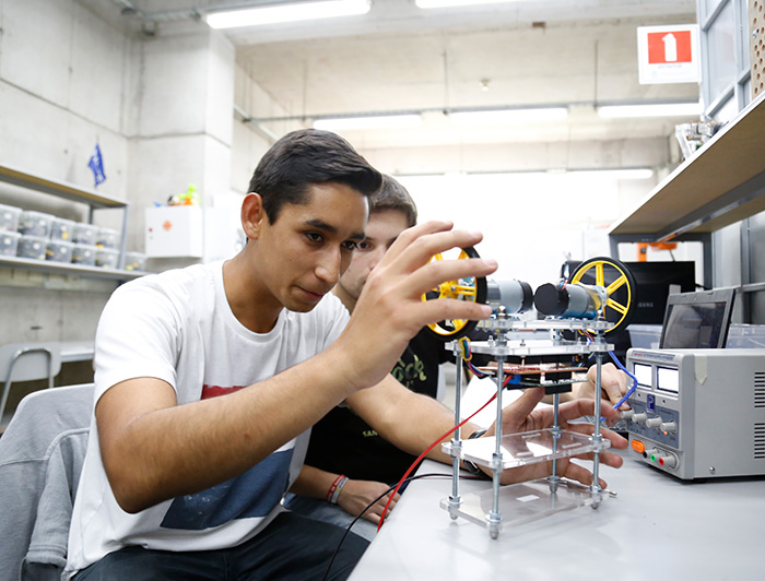 Estudiantes realizando un experimento