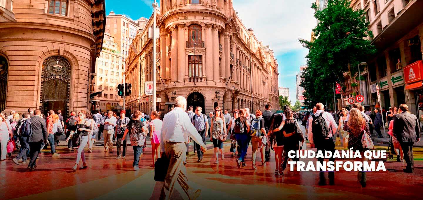 Personas caminando en el centro de Santiago