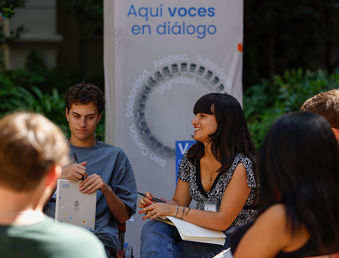 Estudiantes participando en el curso Voces UC.
