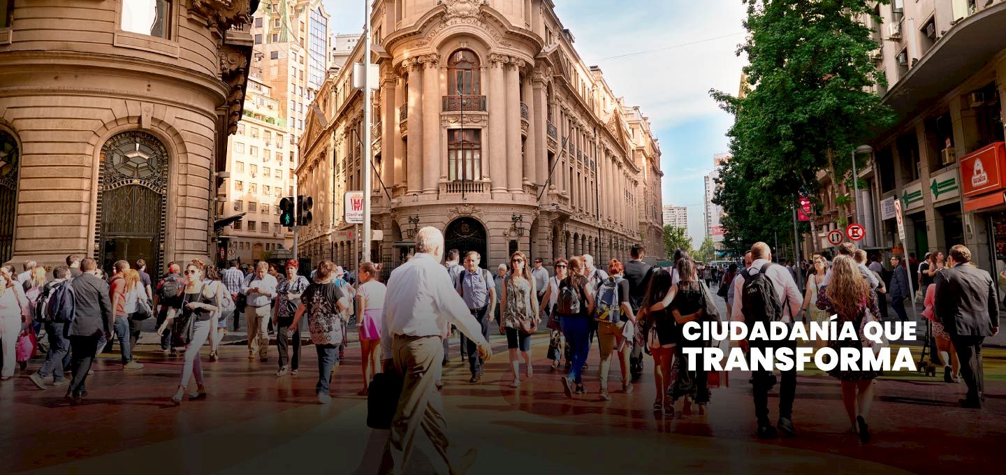 Gente caminando en el centro de Santiago