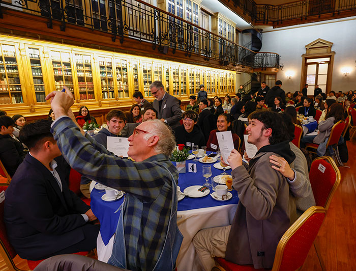Estudiantes becados sacándose una foto en la ceremonia