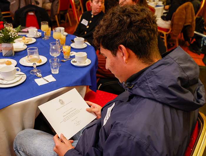 Estudiante observa su diploma