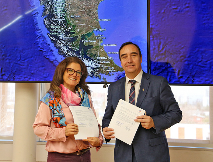 Gobernador regional Jorge Flies y decana de Ingeniería Loreto Valenzuela.