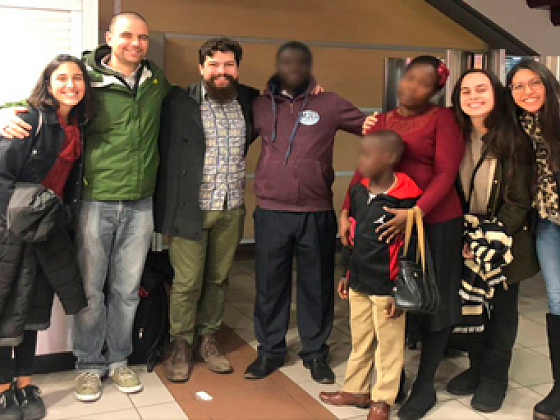 Imagen grupal, reencuentro del menor y su familia haitiana.