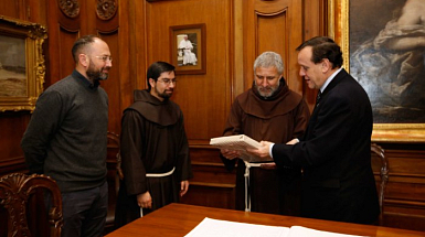 De izquierda a derecha: Umberto Bonomo, director del Centro del Patrimonio UC; Felipe Márquez e Isauro Covili, de la Corporación de Patrimonio Franciscano e Ignacio Sánchez, rector de la UC, tras la firma del documento que incorpora a la universidad a la Corporación.