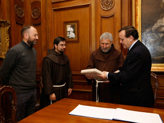 De izquierda a derecha: Umberto Bonomo, director del Centro del Patrimonio UC; Felipe Márquez e Isauro Covili, de la Corporación de Patrimonio Franciscano e Ignacio Sánchez, rector de la UC, tras la firma del documento que incorpora a la universidad a la Corporación.