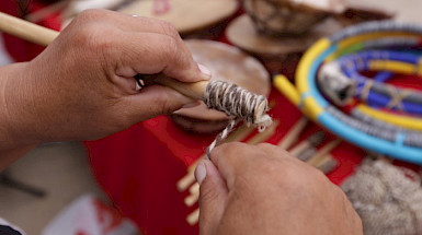 Manos realizando un trabajo artesanal