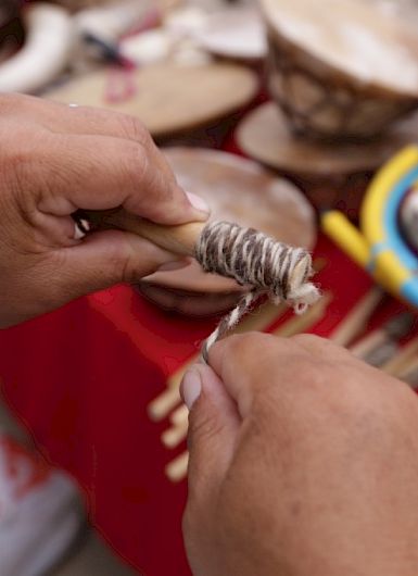Manos realizando un trabajo artesanal