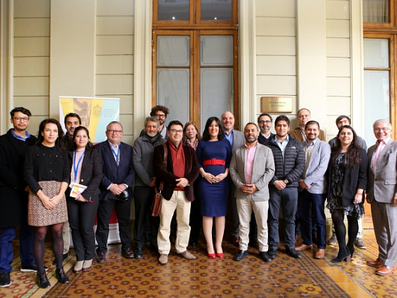Foto grupal de representantes de la industria y académicos en el marco del programa Global UC 2019.