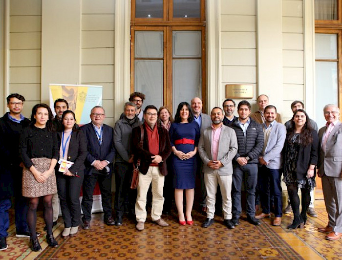 Foto grupal de representantes de la industria y académicos en el marco del programa Global UC 2019.