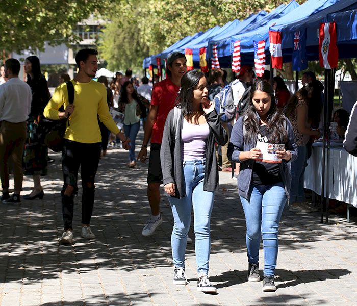 Estudiantes en feria de internacionalización