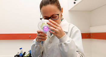 Investigadora en laboratorio
