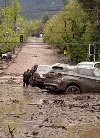 Aluvión arrastra unos autos