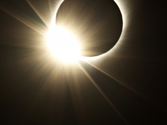 En la imagen, Kip Thorne, quien compartió con la comunidad a través de su conferencia, invitándola a disfrutar de estos grandes eventos astronómicos que vivirán en Chile.