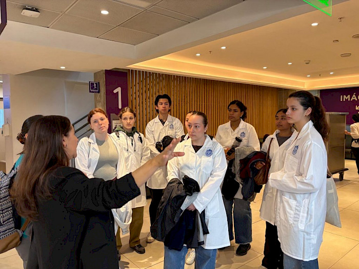 Tufts University students visit the UC Chile Clinical Hospital