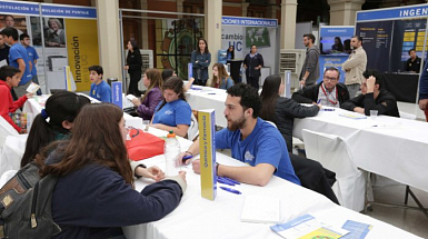 Estudiantes en mesones de Admisión