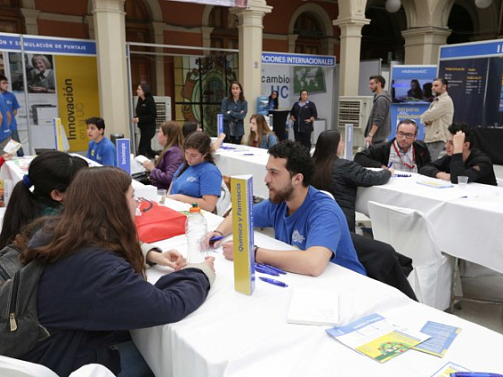Estudiantes en mesones de Admisión