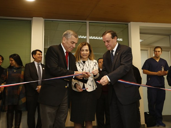 En el tradicional corte de cinta participan el decano de la Facultad de Medicina, doctor Felipe Heusser (izquierda); la directora de la Escuela de Enfermería, María Isabel Catoni; y el rector Ignacio Sánchez.