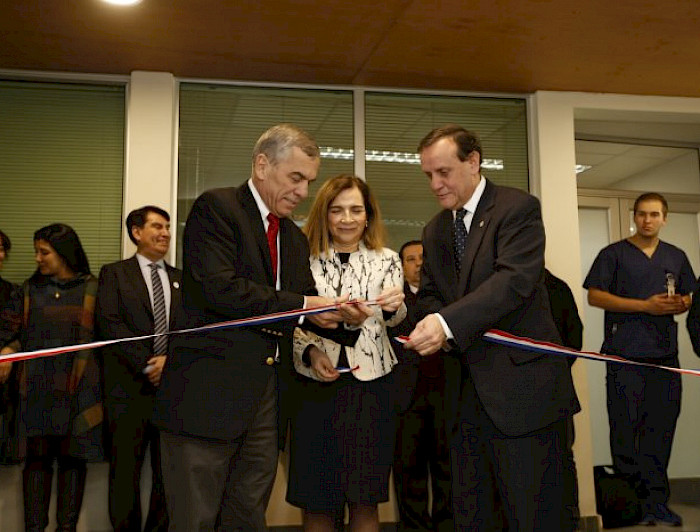 En el tradicional corte de cinta participan el decano de la Facultad de Medicina, doctor Felipe Heusser (izquierda); la directora de la Escuela de Enfermería, María Isabel Catoni; y el rector Ignacio Sánchez.