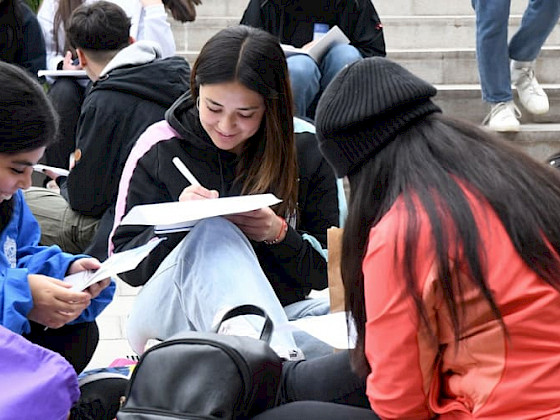 Estudiantes estudiando en el patio