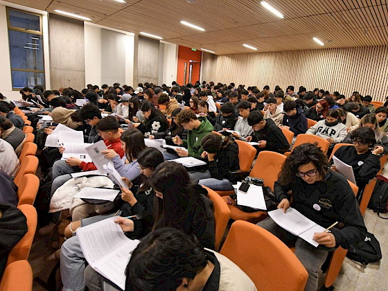 Sala con estudiantes rindiendo prueba PAES.