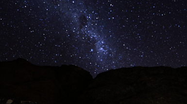 Cielo estrellado en noche despejada.