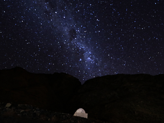 Cielo estrellado en noche despejada.