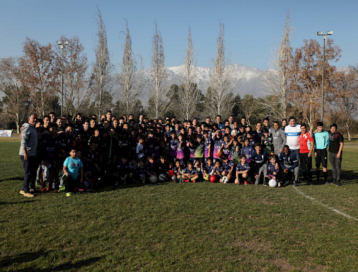 Los vecinos de Macul que participaron en la actividad, junto a jugadores de Universidad Católica.