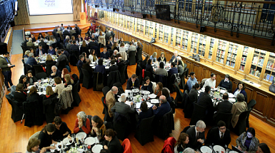 Panorámica de las mesas de La UC Dialoga con exalumnos.