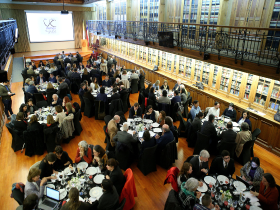 Panorámica de las mesas de La UC Dialoga con exalumnos.