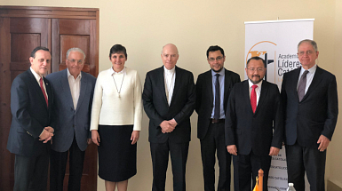 El rector Ignacio Sánchez junto a los integrantes de la Academia de Líderes Católicos.