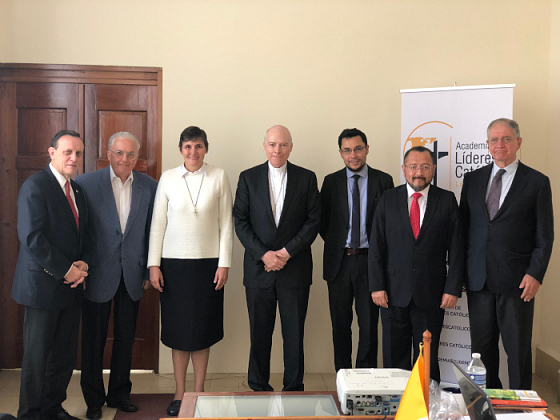 El rector Ignacio Sánchez junto a los integrantes de la Academia de Líderes Católicos.
