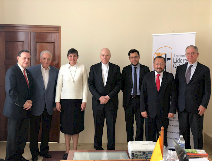 El rector Ignacio Sánchez junto a los integrantes de la Academia de Líderes Católicos.