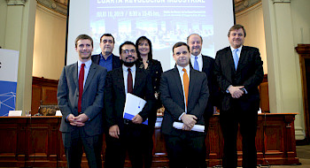 Los investigadores de Clapes UC en la presentación del estudio sobre mercado chileno.