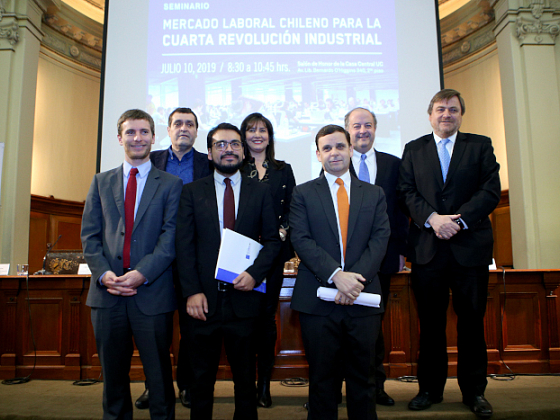 Los investigadores de Clapes UC en la presentación del estudio sobre mercado chileno.