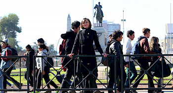La investigadora María Chayinska, en la Plaza Baquedano, en Santiago.
