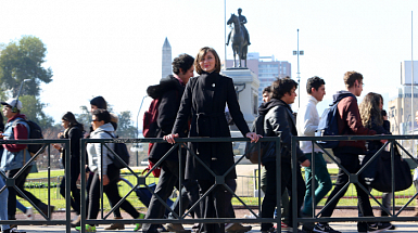 La investigadora María Chayinska, en la Plaza Baquedano, en Santiago.