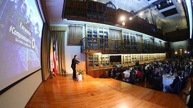 El rector Ignacio Sánchez en la actividad "Compromiso país".