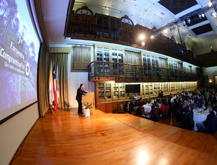 El rector Ignacio Sánchez en la actividad "Compromiso país".