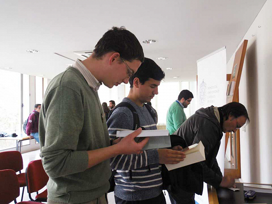 En la imagen, los asistentes del conversatorio “Ecoteología: Pensar, vivir, cuidar” revisan bibliografia sugerida.