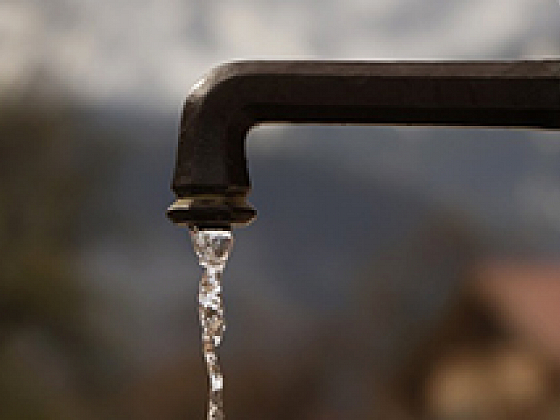 Imagen de llave con agua corriendo. De acuerdo con la académica UC e investigadora de CIGIDEN, María Molinos, la red agua potable es comparable al corazón y las arterias, por lo tanto, es un sistema interconectado, que al fallar alguno de sus elementos genera el colapso de todo el sistema.