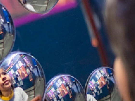 Reflejo de una niña en espejos. Este año se incluyó el módulo “Zootropo Eclípsate”, como una iniciativa del programa de actividades en torno a la visualización en Chile de los eclipses de sol de 2019 y 2020.