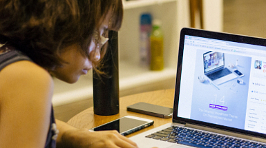 Mujer estudiantdo frente a la pantalla de un computador.