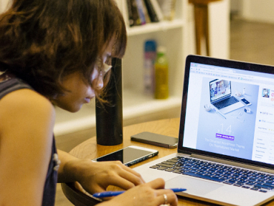 Mujer estudiantdo frente a la pantalla de un computador.