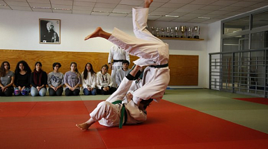 Estudiantes practicando Judo. Al menos cuatro cursos de artes marciales tendrá este segundo semestre de 2019 para los estudiantes.